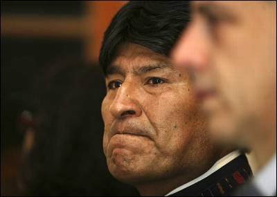 Un Evo Morales emocionado asiste a un homenaje a Chávez en la embajada de Venezuela en La Paz.