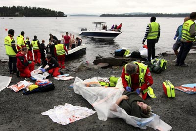 Los servicios de emergencia atienden a las víctimas de la matanza en la isla de Utoya, en julio de 2011.