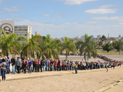 La cola en la Plaza de la Revolución de La Habana es de varias cuadras y se ha mantenido así durante todo el día.