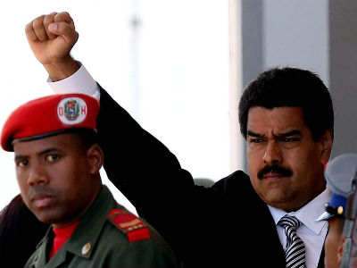 El 'presidente encargado' de Venezuela, Nicolás Maduro, levanta su puño al salir del funeral de Hugo Chávez. EFE