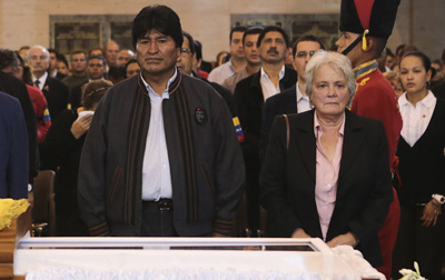 Evo Morales, ante el féretro de Hugo Chávez.- REUTERS