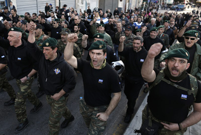 Militares griegos en contra de las medidas de austeridad y la supeditación a la Troika.