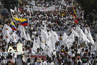 Miles de colombianos durante la marcha por la paz en las calles de Bogotá.