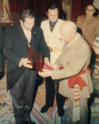 Franco recibiendo la Medalla de Oro por parte del alcalde de La Laguna