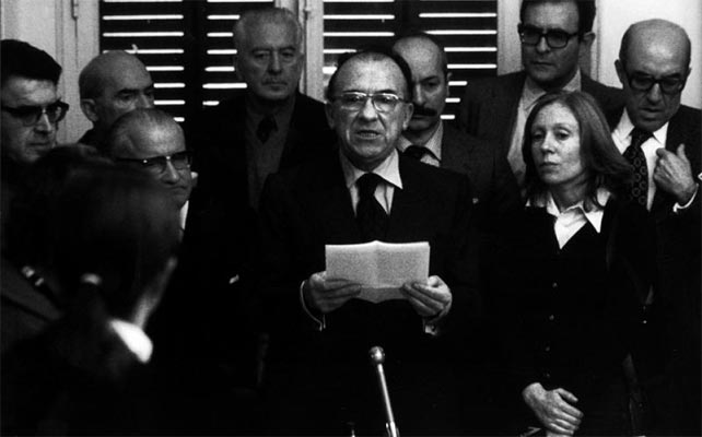 Santiago Carrillo, durante una rueda de prensa clandestina en Madrid en 1976. (EFE/Archivo)