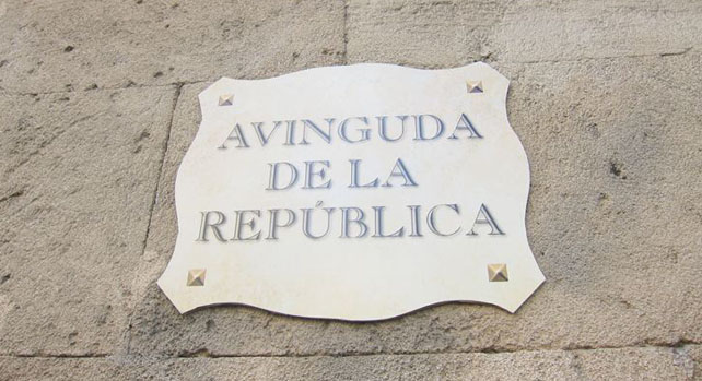 Cartel colgado en la avenida Alemania de Palma de Mallorca, a la altura de los Juzgados.