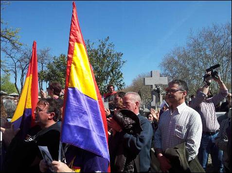 La mañana del domingo 14 de abril, el cementerio de la Almudena se llenó de banderas tricolor en homenaje a las víctimas asesinadas por defender los ideales de la Segunda República. -PATRICIA CAMPELO