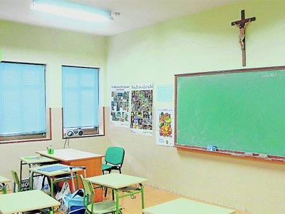 Algunos símbolos religiosos permanecen en las escuelas públicas españolas.