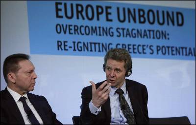Poul Thomsen (derecha) habla en presencia del ministro griego de Finanzas, Yannis Stournaras.