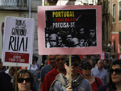 Manifestantes protestan contra los recortes el sábado en Lisboa. -REUTERS