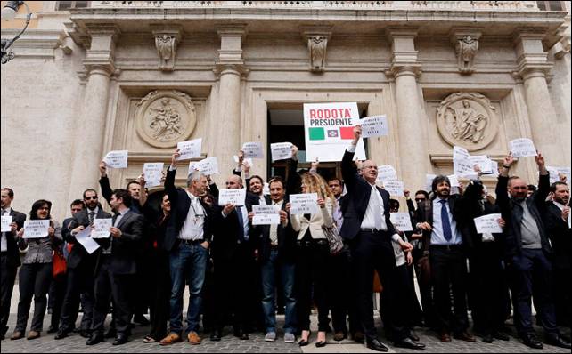 Diputados del Movimiento 5 Estrellas se manifiestan frente al Congreso pidiendo la elección de Stefano Rodotà.- Reuters