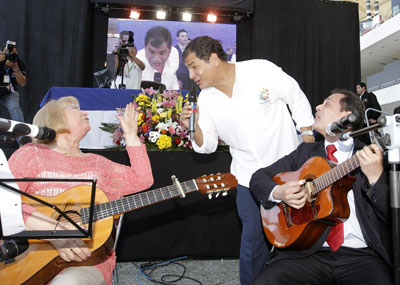 El presidente de Ecuador, Rafael Correa, conversa con unos músicos mientras retransmite su habitual programa de los sábados, este sábado desde la Ciudad de las Artes y las Ciencias de Valencia.