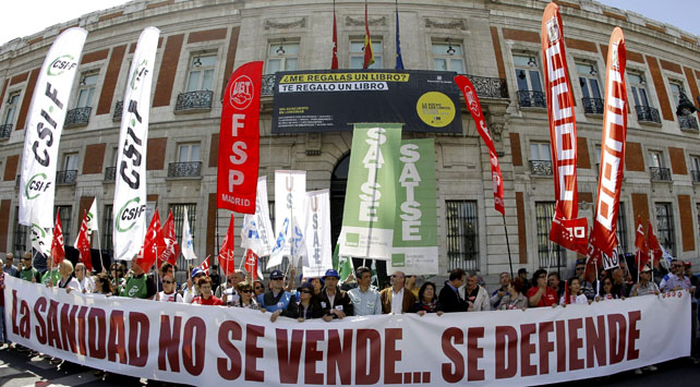 Los manifestantes de la Marea Blanca, frente a la sede del Gobierno de la Comunidad de Madrid, en la Puerta del Sol.