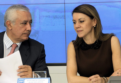 El vicesecretario general de Política Autonómica del PP, Javier Arenas, con la secretaria general del partido, María Dolores de Cospedal.