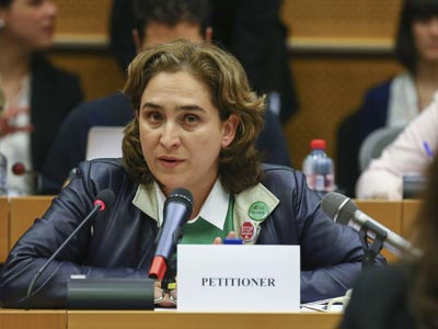 Ada Colau interviene ante el Parlamento Europeo en Bruselas. JULIEN WARNARD / EFE