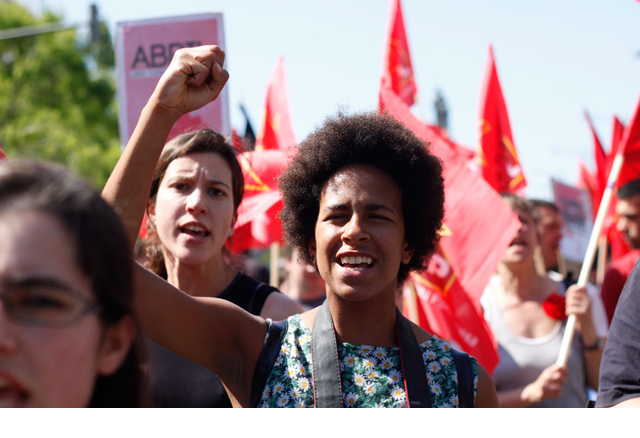 Marcha en Lisboa para conmemorar el 39º aniversario de la Revolución de los Claveles. JAIRO VARGAS