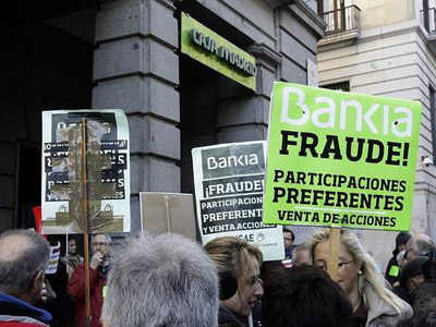 Afectados por las preferentes de Bankia, se manifiestan ante una sucursal de Madrid/Efe