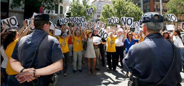 Trabajadores públicos protestan contra los recortes en la administración el pasado verano.