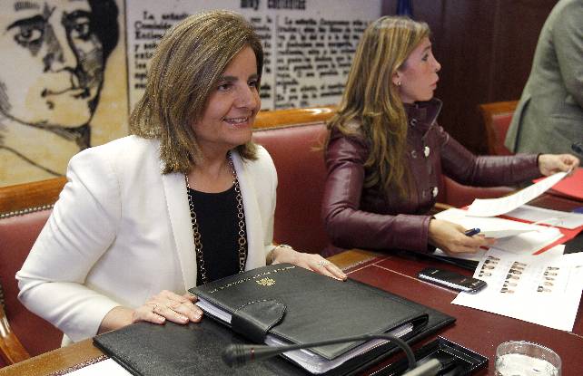 La ministra Fátima Báñez durante su comparecencia en el Senado, con la presidenta de la comisión de Empleo, Alicia Sánchez Camacho.