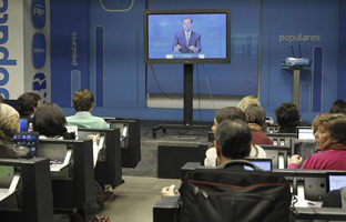 Rajoy, a través de la pantalla plana: "Hay que seguir como hasta ahora"