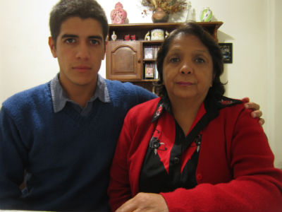 Gabriel, víctima de pedofilia a los 15 años, con su madre, Beatriz.