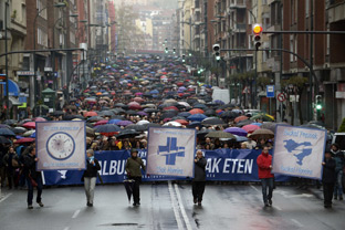 Miles de personas piden en Bilbao un cambio en la política con los presos de ETA