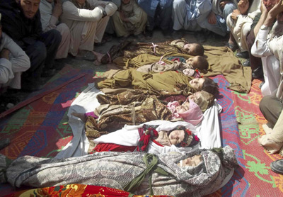Afganos rodeando los cuerpos de los niños fallecidos en el bombardeo.
