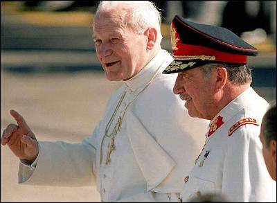 Juan Pablo II y Pinochet, durante la visita del Papa a Chile en 1987.