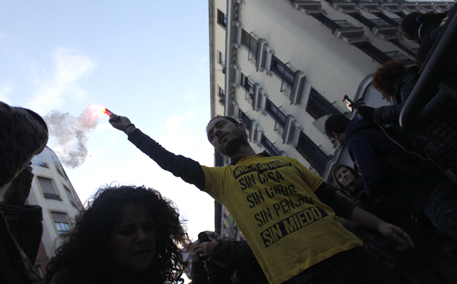Un manifestante enciende su bengala en la manfiestación de Madrid.