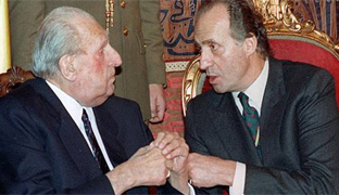 El padre del rey le avisó de que sólo le apoyaría si abría <br>el régimen de Franco