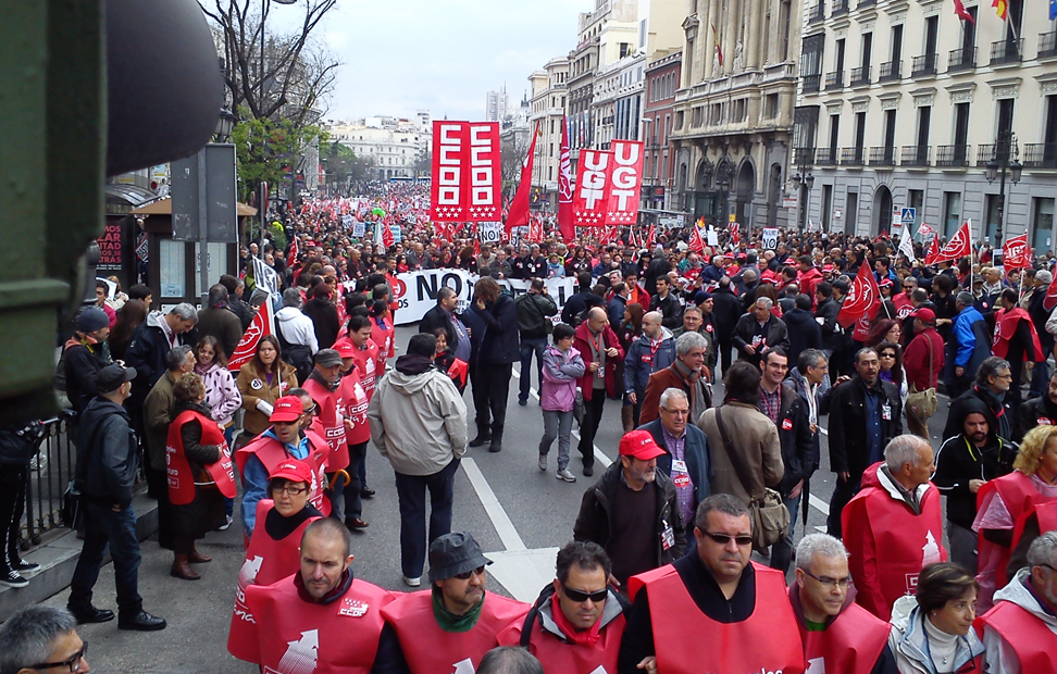 Cientos de trabajadores en la calle Alcalá de Madrid. Público