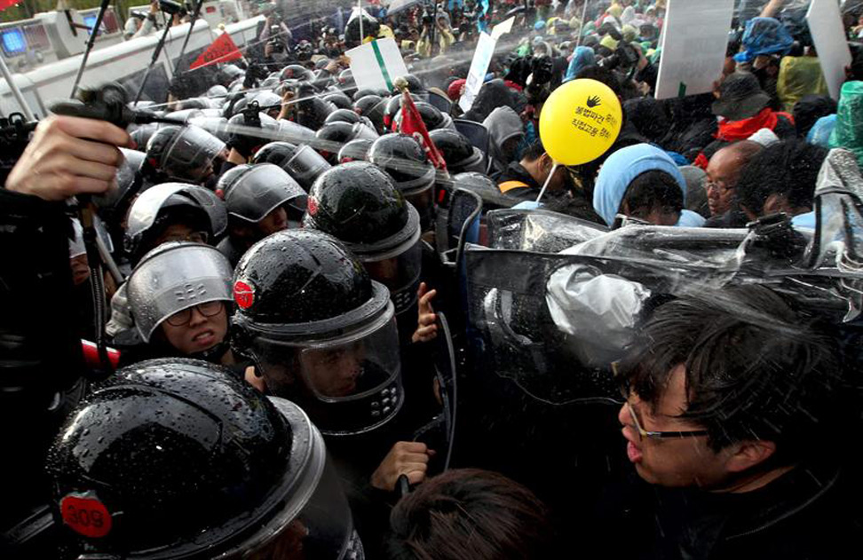 Manifestantes surcoreanos se enfrentan a la policía antidisturbios durante la manifestación convocada con motivo de la celebración del Día Internacional del Trabajo.