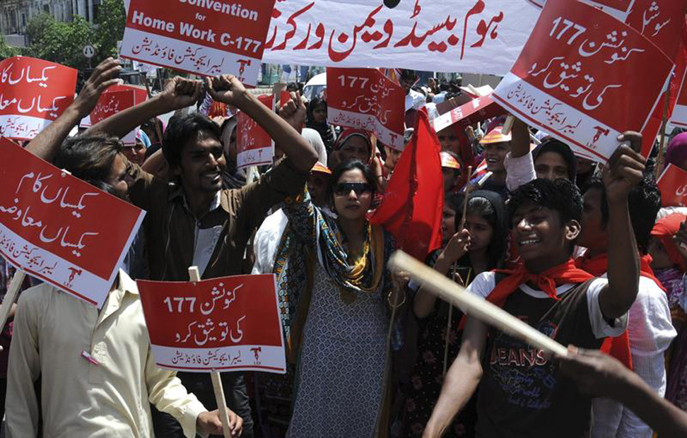 Varios trabajadores gritan eslóganes con motivo de la celebración del Día Internacional del Trabajo en Lahore, Pakistán.