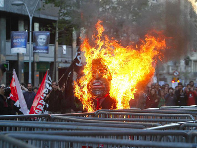 Un muñeco de papel que simulaba ser el presidente del Gobierno es quemado durante la manifestación. EFE