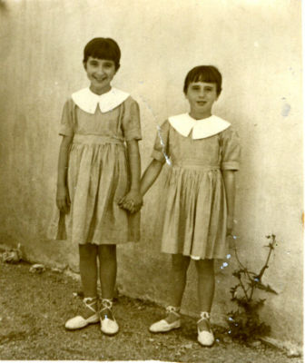 Alicia, a la derecha, junto a su hermana en el preventorio de Guadarrama. Año 1957