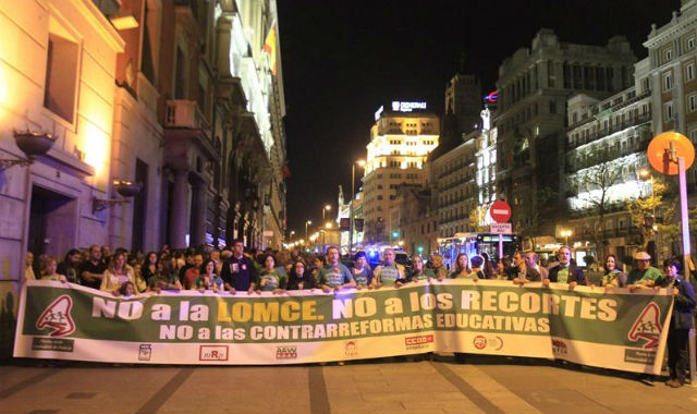 Pancarta de la marcha verde nocturna, en contra de los recortes y la 'contrarreforma' de Wert. EFE/Víctor Lerena