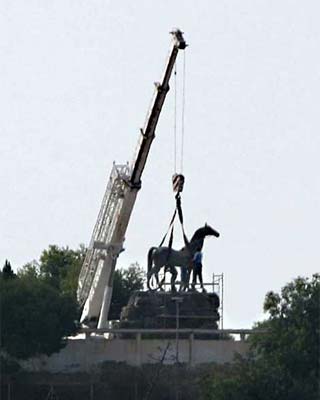 Retirada de la estatua ecuestre de Franco del acuartelamiento de Melilla, en 2010. EFE