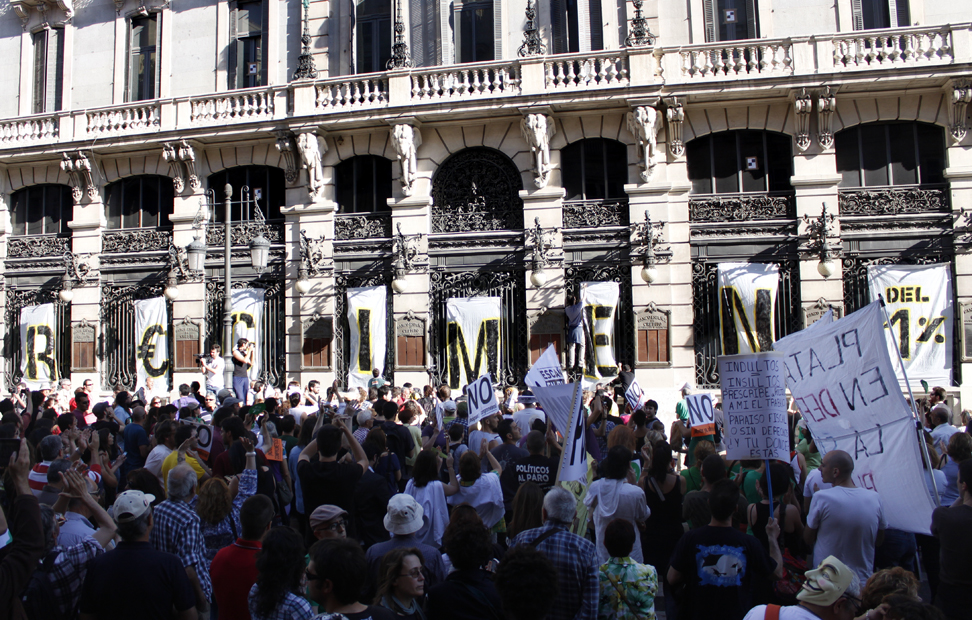 'Régimen del 1%', decía la pancarta colocada por el colectivo Juventud Sin Futuro en el Banco Español de Crédito.