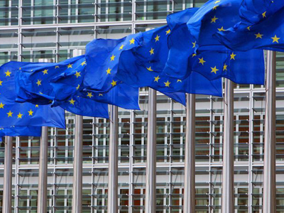 Banderas de la UE, delante de la sede de la Comisión Europea, en Bruselas.