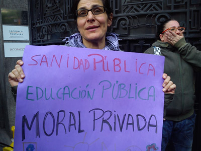 'Sanidad pública, educación pública, moral privada' es la pancarta que porta María Rengel, una madre de familia numerosa.