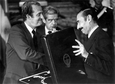 El exdictador argentino Jorge Rafael Videla con el rey Juan Carlos, en una imagen de archivo.