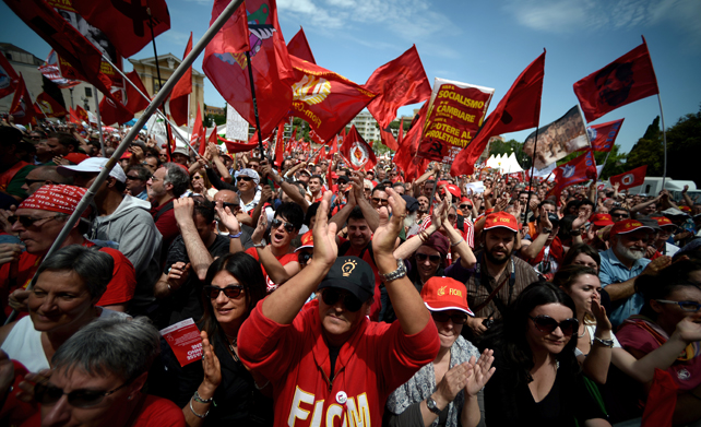 Los manifestantes claman en Roma durante la manifestación convocada por los sindicatos del metal.