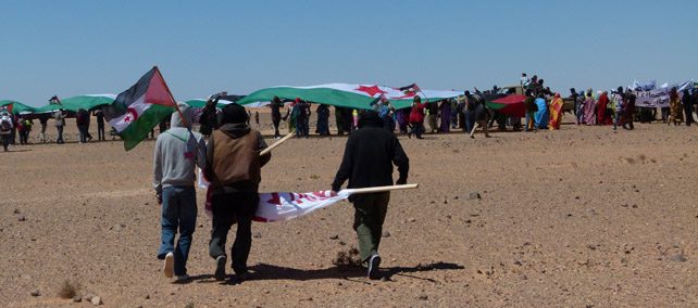 Manifestación frente al muro minado levantado por Marruecos.
