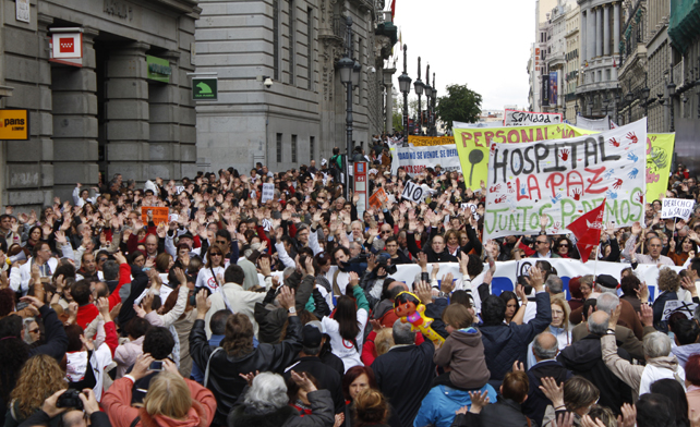 Miles de personas llegan a la Puerta del Sol en la décima protesta contra la privatización de la sanidad madrileña.