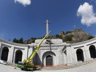 Una grúa trabaja en la restauración de la escultura del Valle de los Caídos en 2010.