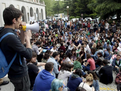 Estudiantes protestan en el rectorado de la Complutense.