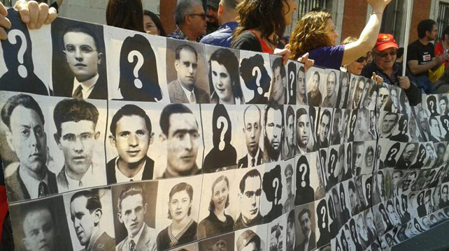 Un recuerdo especial a las víctimas del franquismo: 'Fosas cerradas, heridas abiertas'.
