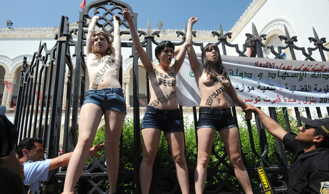 Activistas de Femen se desnudan frente a los juzgados de la capital tunecina.
