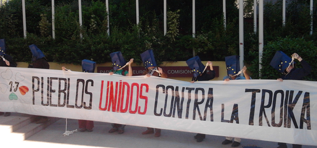 Activistas de Marea Ciudadana frente a la Sede la Unión Europea en Madrid