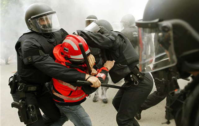 Un bombero es detenido por mossos d'esquadra durante los incidentes que se produjeron ante el Parlament de Catalunya al finalizar la manifestación.